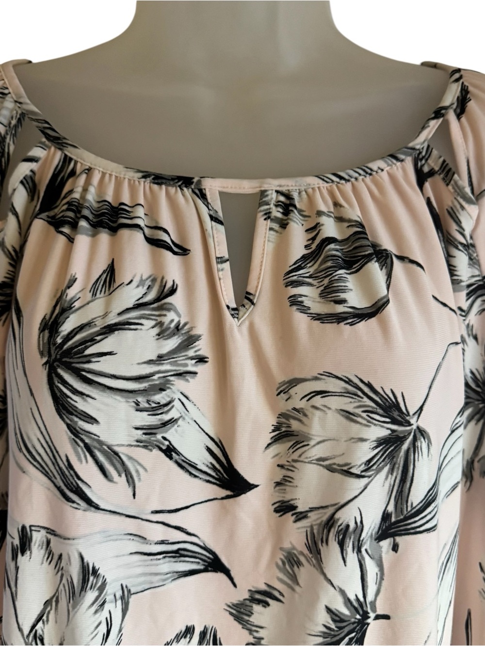 Roz & Ali Blush Pink Floral Top w/Cut-out neckline detail PLUS: 2X #Y - Picture 2 of 12